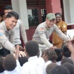 Satgas Damai Cartenz Bagikan Tas dan Alat Tulis untuk Masa Depan Papua