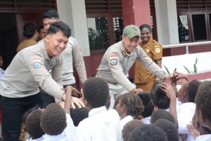 Satgas Damai Cartenz Bagikan Tas dan Alat Tulis untuk Masa Depan Papua