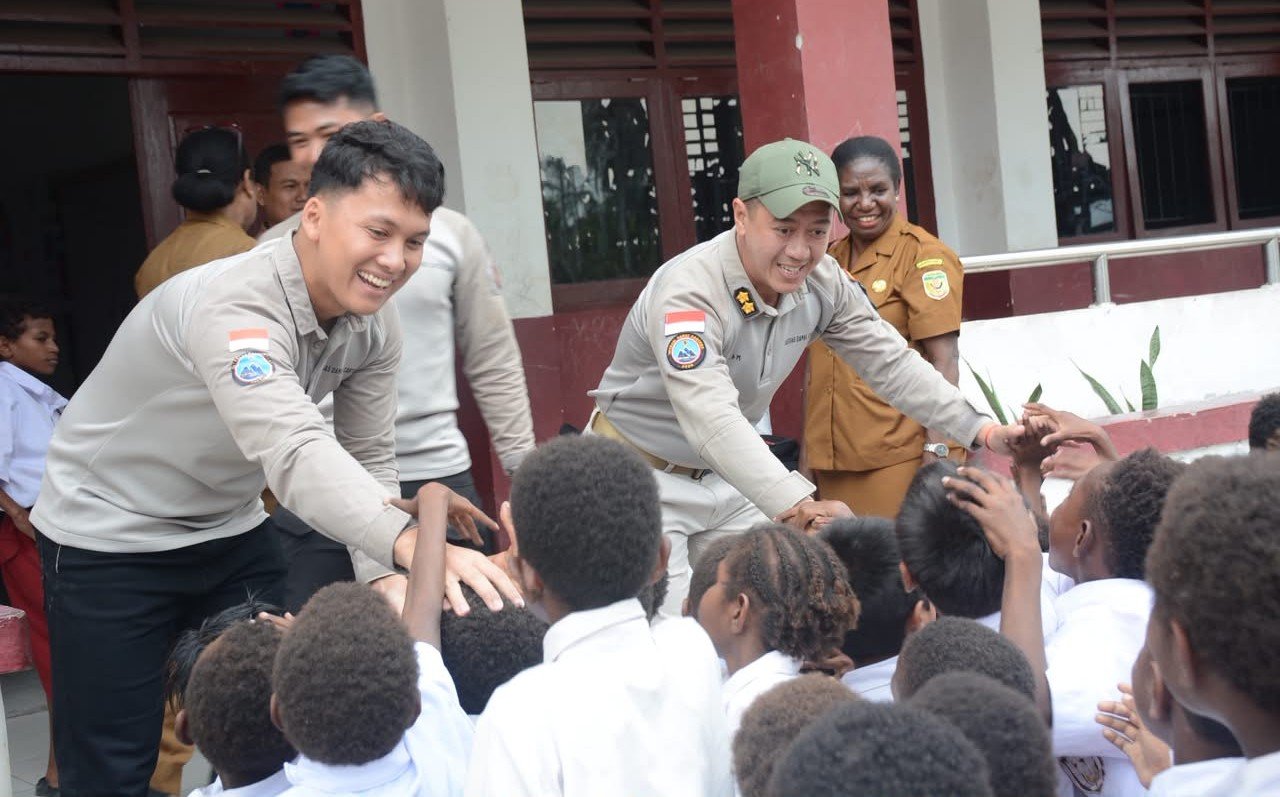 Satgas Damai Cartenz Bagikan Tas dan Alat Tulis untuk Masa Depan Papua