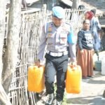 Polres Bondowoso Distribusikan Air Bersih Bantu Warga Taman Krocok Hadapi Kemarau Panjang